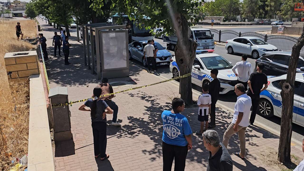 1 çocuk annesi kadın durakta eşi tarafından vuruldu 1